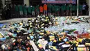 Ratusan botol miras saat akan dimusnahkan di Polsek Palmerah, Jakarta, Rabu (23/12). Selain narkoba, Polres Jakbar juga memusnahkan 519 butir pil H5 dan 5.400 botol miras berbagai merek . (Liputan6.com/Gempur M Surya)