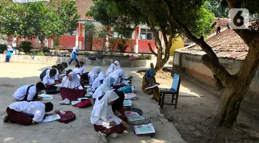 Murid Kelas VI belajar di halaman sekolah di SDN Sukagalih, Kampung Benda, Desa Mekargalih, Kecamatan Cikalong Kulon, Cianjur Senin (29/8/2022). Akibat tiga ruangan kelas rusak berat dan terancam ambruk, sejumlah murid terpaksa belajar di halaman dan musholla sejak awal pembelajaran tatap muka Juli kemarin. (merdeka.com/Arie Basuki)