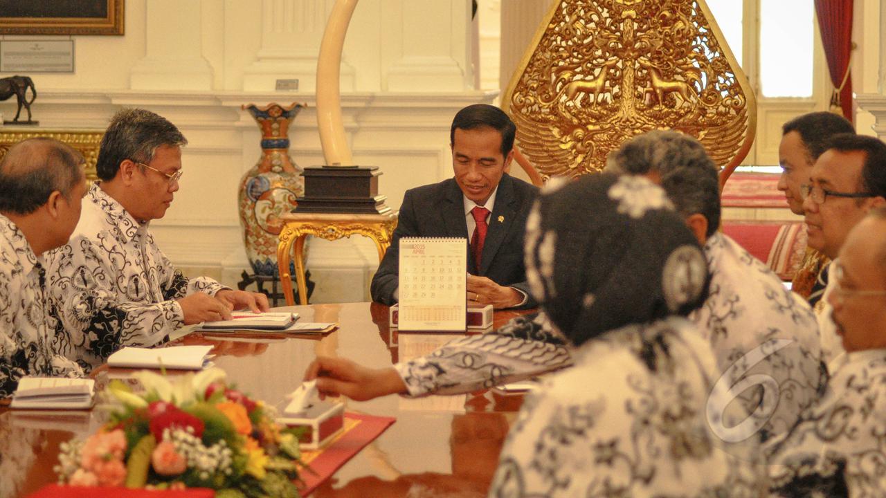 Jokowi Diserbu Para Guru di Istana