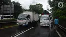 Sebuah truk mogok setelah melewati banjir yang merendam terowongan di Cawang, Jakarta, Jumat (19/2/2021). Hujan yang turun sejak semalam membuat sejumlah jalanan di Ibu Kota tergenang banjir dengan ketinggian sekitar 30-50 cm. (merdeka.com/Imam Buhori)