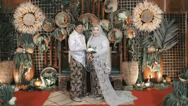 Pengantin Gelar Pernikahan Berkonsep Pesta Rakyat, Sayuran Jadi Dekorasi dan Suvenirnya Buah Semangka