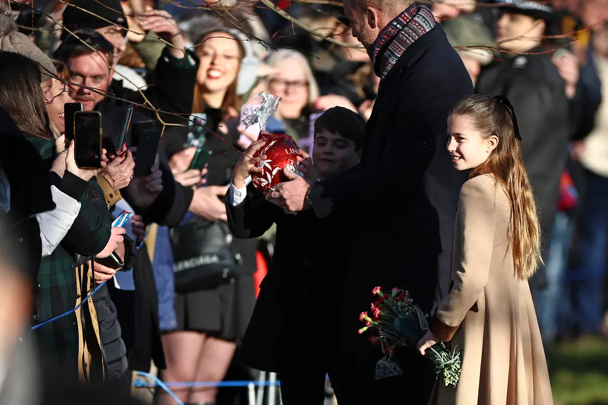 Tingkah Lucu Pangeran Louis Dapat Kado Natal 2025 dari Warga, Pecicilan Dapat Cokelat