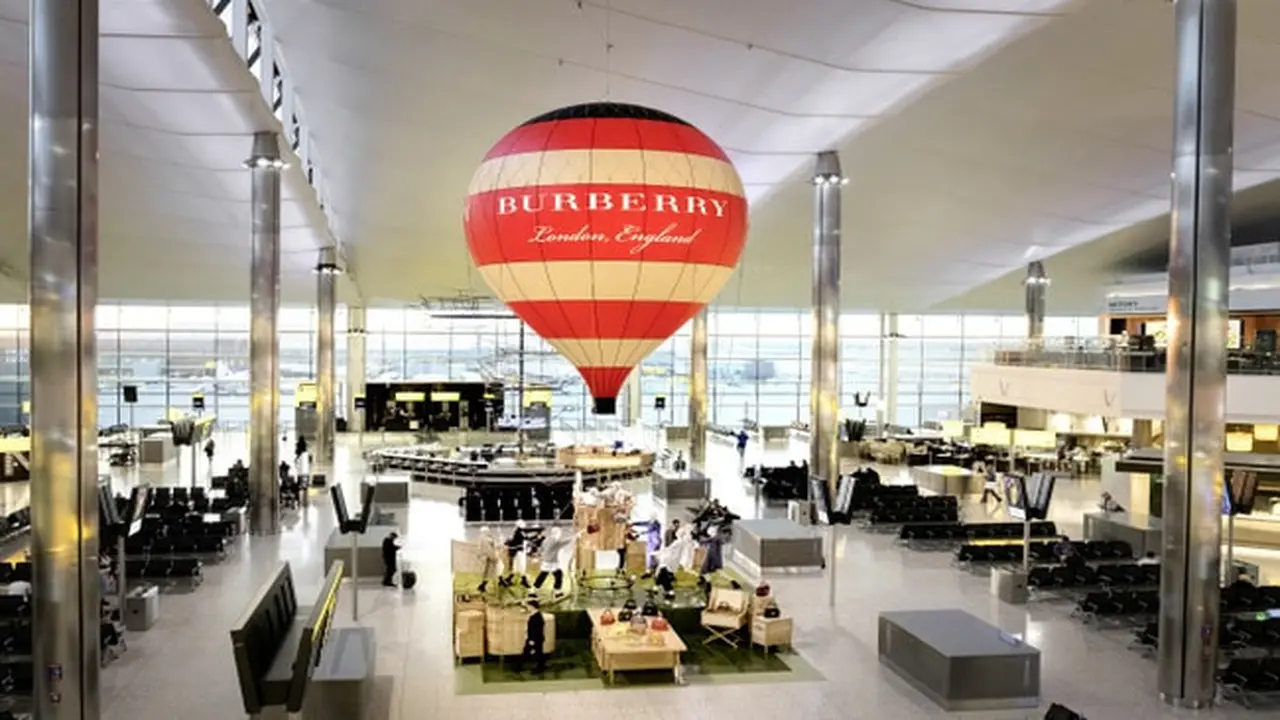 Balon Udara menjadi Instalasi Unik Pop-Up Store Brand Ternama