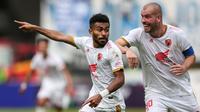 Selebrasi pemain PSM Makassar, Yance Sayuri (kiri) setelah menjebol gawang Persib Bandung saat laga lanjutan BRI Liga 1 2022/2023 yang berlangsung di Stadion Pakansari, Bogor, Selasa (14/02/2023). (Bola.com/Bagaskara Lazuardi)