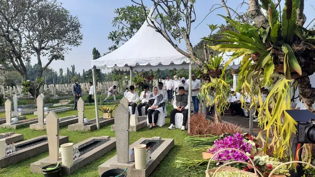 Ketua DPP PDI Perjuangan (PDIP) Puan Maharani melakukan ziarah kubur ke makam sang ayah, Taufiq Kiemas di Taman Makam Pahlawan (TMP) Kalibata Jakarta Selatan, Minggu (25/9/2022).