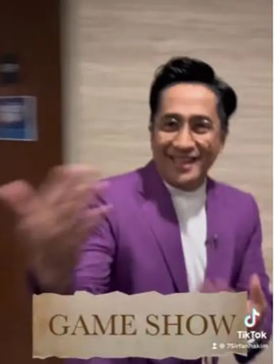 <p>Irfan Hakim, kembali muncul di layar kaca pada pukul 19.00 WIB dengan acara Family100. (Foto: Instagram/@irfanhakim75)</p>
