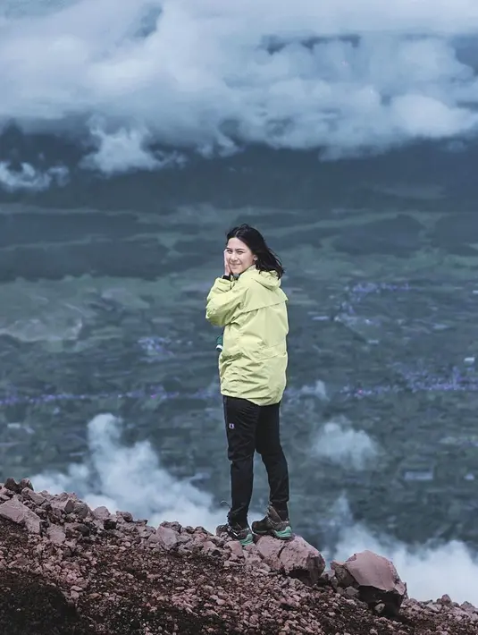 Tak hanya gunung di Indonesia. Ia pun baru saja dari Jepang dan mencoba ke Gunung Fuji, Jepang. Ia Selain mengunggahnya dalam media sosial Instagram, ia pun juga membagikan pengalamannya dalam Channel YouTubenya. (Liputan6.com/IG/@adindathomas)