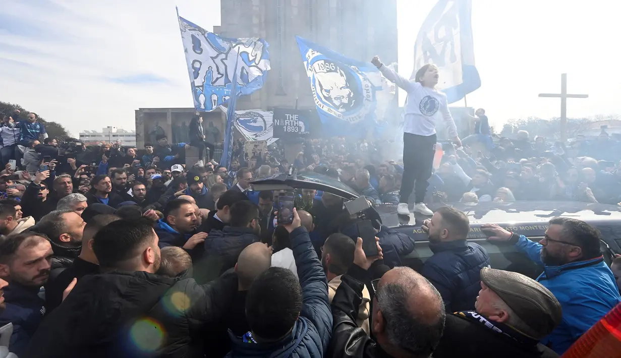 Para fans FC Porto memberikan penghormatan untuk mendiang mantan presiden FC Porto, Jorge Nuno Pinto da Costa di Stadion Dragao, Porto, Portugal pada 17 Februari 2025. Pinto da Costa, menjabat sebagai presiden FC Porto dari tahun 1982 hingga 2024 dan meninggal dunia pada usia 87 tahun. (AFP/Miguel Riopa)