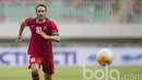 Pemain Timnas U-22 Indonesia, Ezra Walian saat tampil perdana membela Garuda Muda melawan Myanmar pada laga uji coba di Stadion Pakansari, Selasa (21/3/2017). Indonesia kalah 1-3 dari Myanmar. (Bola.com/Vitalis Yogi Trisna)