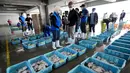 Tim IAEA yang terdiri dari para ilmuwan dari China, Korea Selatan, dan Kanada mengumpulkan sampel ikan, air dan sedimen pekan ini untuk memverifikasi temuan Jepang. (AP Photo/Eugene Hoshiko, Pool)