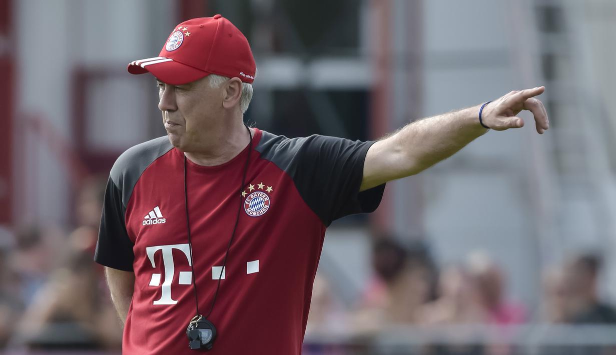 Aksi Carlo Ancelotti pada latihan perdana bersama Bayern Munchen di Stadion klub FC Bayern Munich, Jerman, (11//7/2016). (AFP/Guenter Schiffmann)