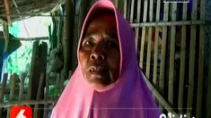 Penangkapan ular piton sepanjang 4 meter di pekarangan rumah warga Kabupaten Tuban, Jatim sempat berlangsung dramatis. Ular itu berusaha kabur dan sembunyi dari kejaran petugas pemadam kebakaran. Bahkan saat hendak ditangap, ular berusaha menyerang p...