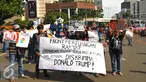 Sejumlah masa yang tergabung dalam front Perjuangan Rakyat membentangkan spanduk dan membawa poster saat melakukan aksi yang mengecam kebijakan Presiden Amerika Serikat Donald Trump di Jakarta, Minggu (5/2). (Liputan6.com/Angga Yuniar)