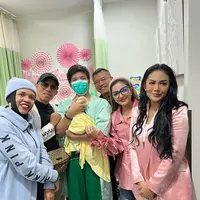 Ashanty, Kris Dayanti, dan Geni Faruk ikut menemani Aurel Hermansyah melahirkan anak ke-2. Intip penampilannya yuk! [@ashanty_ash/@attahalilintar]