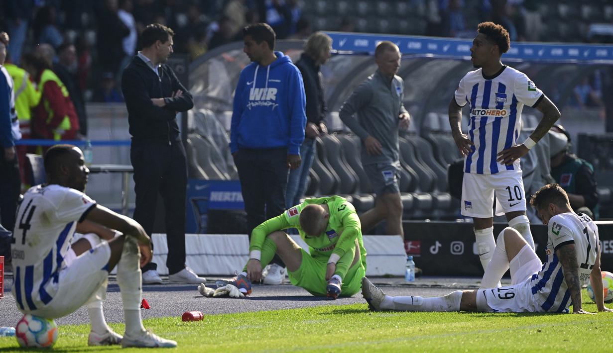 Reaksi kecewa para pemain Hertha Berlin di akhir laga Liga Jerman 2022/2023 menghadapi VFL Bochum di Berlin, Jerman (20/5/2023). Hertha Berlin harus terdegradasi dari Bundesliga karena hanya menempati posisi buncit dari 18 kontestan pada akhir musim 2022/2023. Hertha Berlin pernah menjuarai Bundesliga sebanyak 2 kali pada 1929/1930 dan 1930/1931. (AFP/John MacDougall)