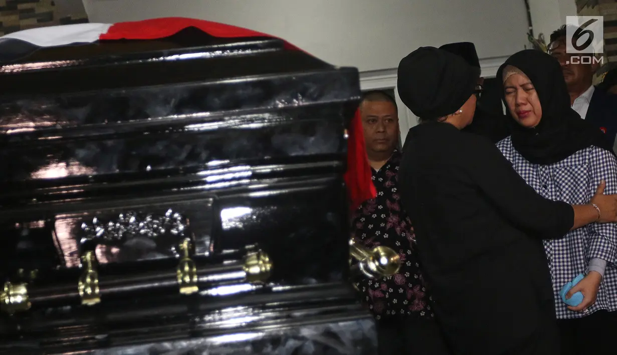 Menteri Luar Negeri Retno Marsudi (kiri) menyapa Retno Utami, istri Kepala Pusat Data Informasi dan Humas Badan Nasional Penanggulangan Bencana (BNPB) Sutopo Purwo Nugroho saat melayat ke rumah duka di Raffles Hils, Cimanggis, Depok, Jawa Barat, Minggu (7/7/2019). (Liputan6.com/Herman Zakharia)