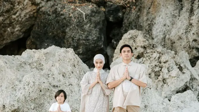 Ayudia Bing Slamet di pantai (Instagram/ayudiac)