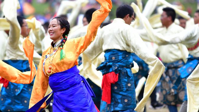Para seniman menampilkan tarian dalam upacara pembukaan Festival Pariwisata Shambhala ke-20 di Prefektur Otonom Etnis Tibet Gannan, Provinsi Gansu, China, 31 Agustus 2020. Festival Pariwisata Shambhala ke-20 dimulai di Padang Rumput Dangzhou pada Senin (31/8). (Xinhua/Chen Bin)