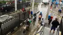 Pengendara sepeda motor menerobos masuk ke jalur bus di Terminal Manggarai, Jakarta, Senin (15/1). Untuk menghindari macet, para pemotor tersebut nekat menerobos ke jalur bus Terminal Manggarai. (Liputan6.com/Immanue Antonius)