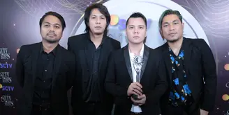 Ternyata grup band Armada masih menjadi pusat perhatian publik. Yang terbaru, Armada sukses meraih piala SCTV Awards 2017 di kategori Grup Band Paling Ngetop. (Adrian Putra/Bintang.com)