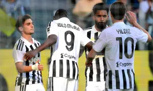 Penyerang asal Portugal milik Juventus, Francisco Conceicao (kiri), merayakan gol yang dicetaknya dalam laga persahabatan antara Juventus dan Juventus Next Gen di Allianz Stadium, Turin, pada 17 Agustus 2026.  (Marco Bertorello / AFP)