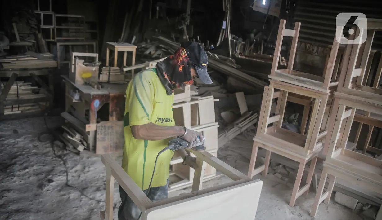 Pekerja menyelesaikan pembuatan furnitur di Jakarta, Rabu (20/11/2019). Kementerian Perindustrian (Kemenperin) menyatakan bakal terus memacu pertumbuhan produksi industri furnitur pada tahun ini kendati realisasinya kemungkinan lebih rendah ketimbang tahun lalu. (Liputan6.com/Faizal Fanani)