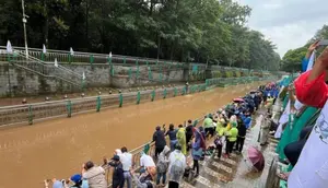 Ekoenzim Ditebar ke Sungai Jeletreng Tangsel untuk Pulihkan Pencemaran Pestisida
