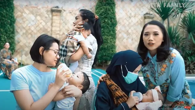 Krisdayanti momong Ameena (Instagram/krisdayantilemos)