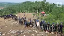 Masyarakat adat Suku Baduy membajak ladang secara tradisional saat rangkaian tradisi adat Ngaseuk di kampung Karangkerit, desa Bojong Menteng, Banten, Senin (1/11/2021). (Liputan6.com/Herman Zakharia)