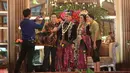 Ridwan Ghani dan Adhitya Putri keduanya dipertemukan dalam film televisi (FTV) pada tahun 2015 silam. Dari teman hingga menjadi sepasang kekasih. Keduanya juga mempunyai alasan kenapa buru-buru untuk melepas masa lajangnya. (Nurwahyunan/Bintang.com)