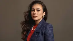 Bahkan, dalam beberapa pemotretan yang dilakukan Wulan Guritno juga terlihat menggunakan blazer. Penampilannya saat memakai blazer dalam pemotretan pun membuatnya terlihat begitu elegan. (Liputan6.com/IG/@wulanguritno)