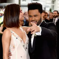 Sejak pertama dikabarkan menjalin hubungan, Selena Gomez dan The Weeknd memang selalu memamerkan kemesraannya. Namun, untuk tampil di depan publik baru pertama kali dilakukan keduanya. (AFP/Bintang.com)