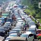 Kendaraan antre menunggu dibukanya jalur menuju kawasan Puncak dan sekitarnya di pintu keluar Tol Gadog, Ciawi, Bogor, Jawa Barat, Kamis (29/10/2020). Libur panjang dimanfaatkan warga Ibu Kota untuk mengisi liburan. (merdeka.com/Arie Basuki)