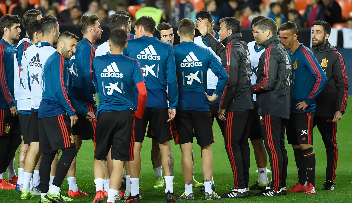 Pelatih Spanyol, Luis Enrique menginstruksikan pemainnya selama sesi latihan di stadion Mestalla di Valencia (22/3). Spanyol akan bertanding melawan Norwegia pada grup F kualifikasi Euro 2020. (AFP Photo/Jose Jordan)