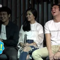 Syuting London Love Story 2 di Swiss, Michelle Ziudith cari kehangatan di ketiak Dimas Anggara dan pemain lainnya.