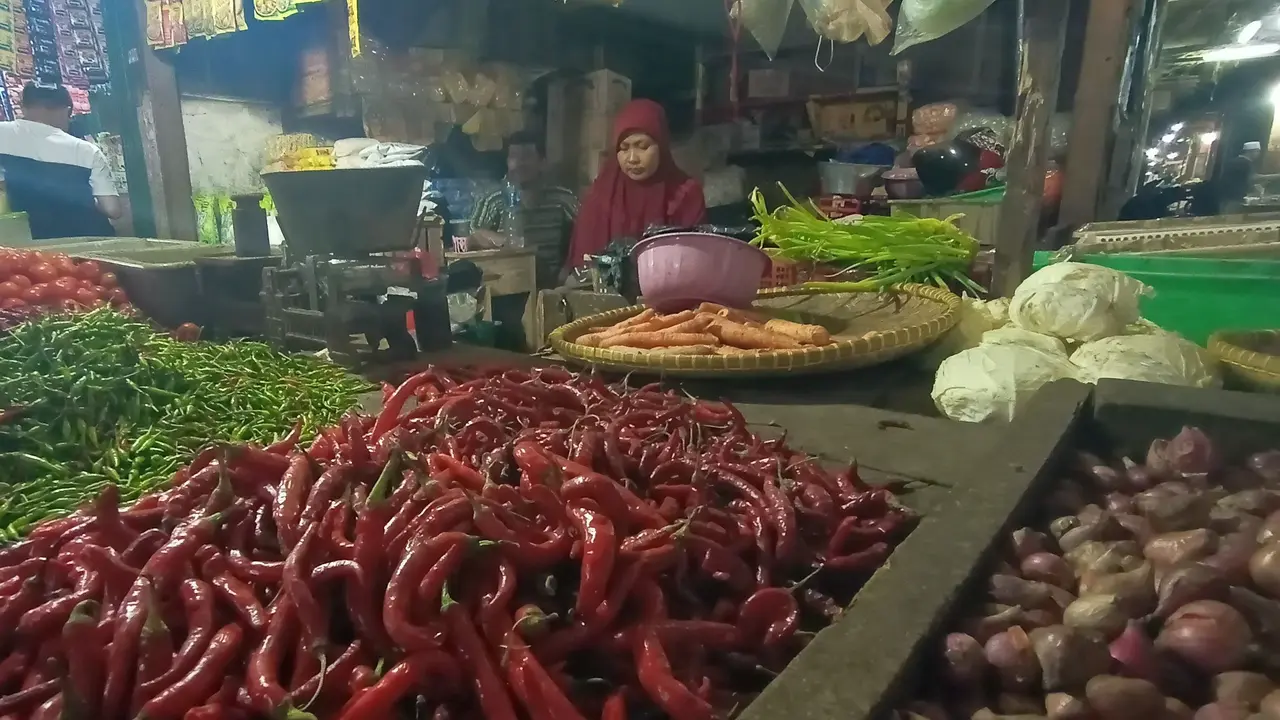 Pedagang bumbu dapur dan kebutuhan pokok di Pasar Induk Rau (PIR) Kota Serang, Banten. (Yandhi/Liputan6.com)
