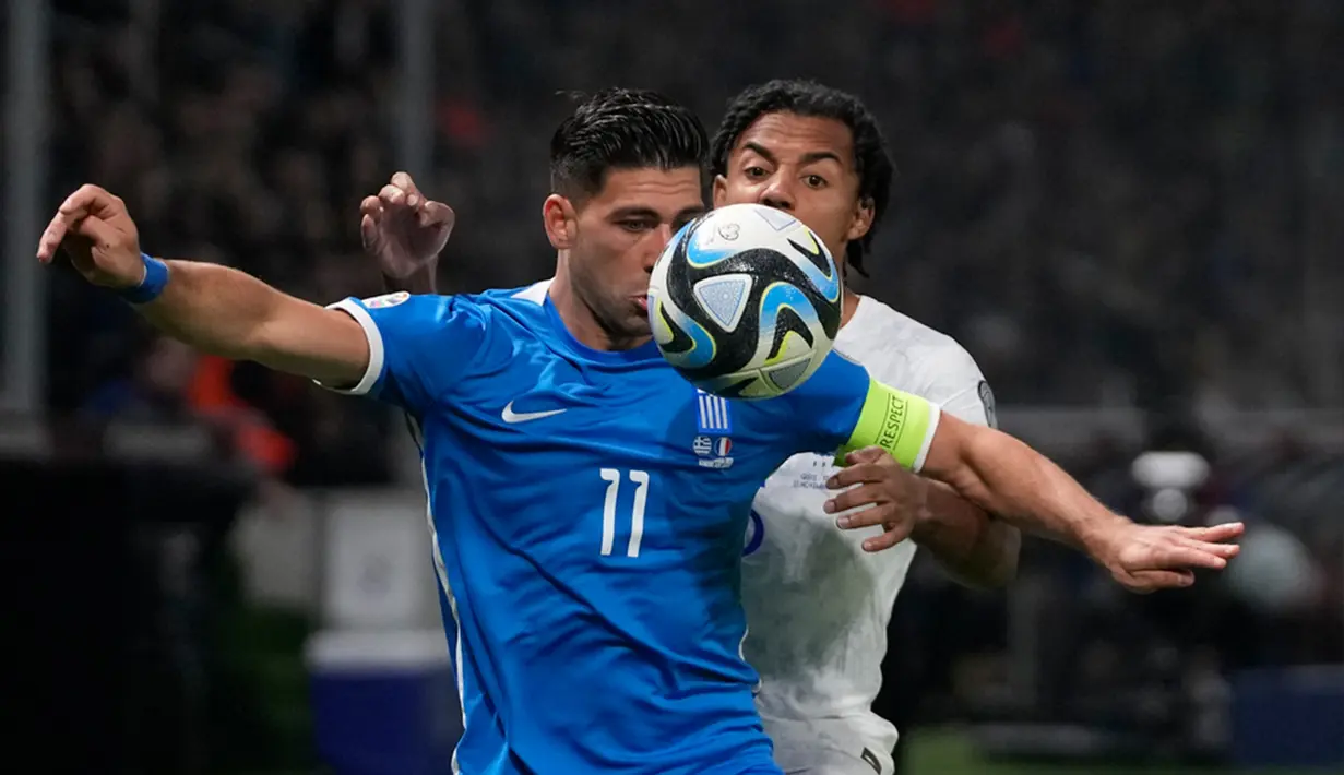 Laga itu berakhir dengan skor 2-2. (AP Photo/Thanassis Stavrakis)