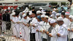 Massa aksi 299 melakuan salat Jumat di depan Gedung MPR/DPR, Jakarta, Jumat (29/9). Aksi  tersebut menolak Peraturan Pemerintah Pengganti Undang-Undang Nomor 2 Tahun 2017 tentang Perppu Ormas. (Liputan6.com/Johan Tallo)