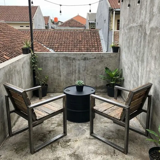 Model Teras Rumah Lahan Terbatas yang Muat Kursi Tamu