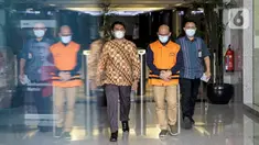 Kepala KPP Pratama Bantaeng Wawan Ridwan (tengah) usai menjalani pemeriksaan di Gedung KPK, Kamis (11/11/2021). Wawan menjadi tersangka terkait pengembangan perkara dugaan korupsi perpajakan dengan terdakwa mantan pejabat Dirjen Pajak Kemenkeu Angin Prayitno Aji. (Liputan6.com/Faizal Fanani)