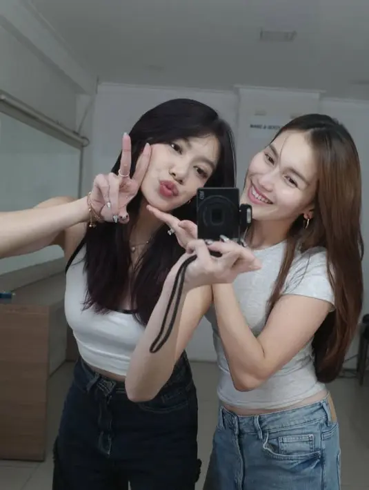 Jennie Blackpink pun mengunggah ulang postingan Ayu Ting-Ting saat dance lagu terbarunya, Sedangkan Regina dinotice Lisa saat konser. Di kolom komentar tersebut, para netizen pun mengatakan Jennie dan Lisanya Indonesia. [@ayutingting92]