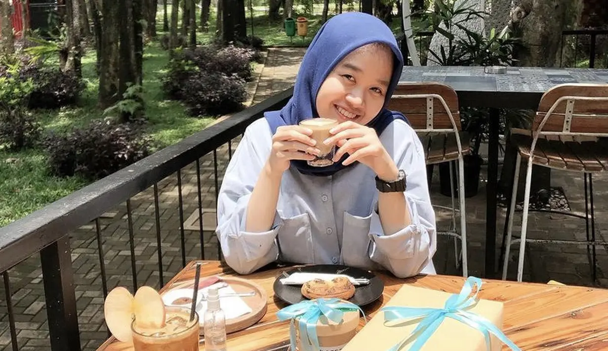 Kerudung steel blue dikombinasikan dengan kemeja warna serupa cocok untuk hangout seperti Alca ini. @alcaoctvn