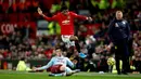 Pemain Manchester United Marcus Rashford (atas) dan pemain Aston Villa Frederic Guilbert berebut bola saat bertanding pada pertandingan Liga Inggris di Old Trafford, Manchester, Inggris, Minggu (1/12/2019).  Skor berakhir 2-2. (Martin Rickett/PA via AP)