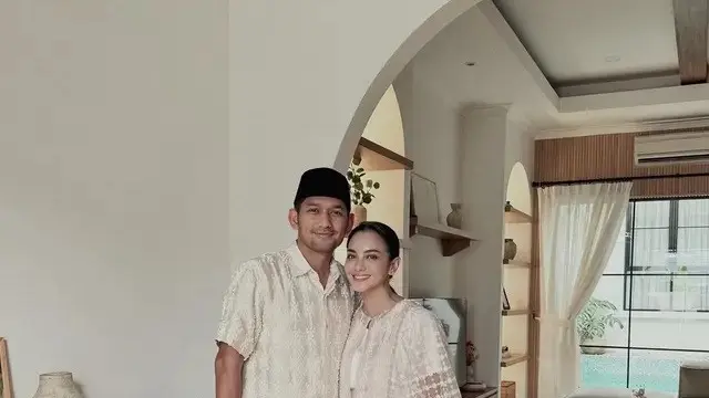 Inspirasi baju lebaran couple dari artis (credit: instagram/ririnekawati)
