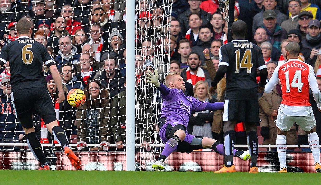 Pemain Arsenal, Theo Walcott, mencetak gol ke gawang Leicester City dalam laga Liga Inggris di Stadion Emirates, London, Minggu (14/2/2016). (AFP/Glyn Kirk)