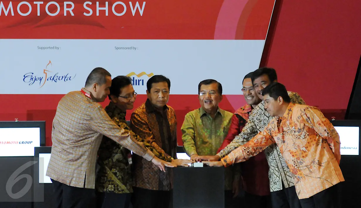 Wakil Presiden Jusuf Kalla (tengah) bersama Ketua DPR RI, Setya Novanto (ketiga kiri) membuka secara resmi Indonesia Internasional Motor Show 2015 di JI Expo Kemayoran, Jakarta, Rabu (19/8/2015). (Liputan6.com/Helmi Fithriansyah) 