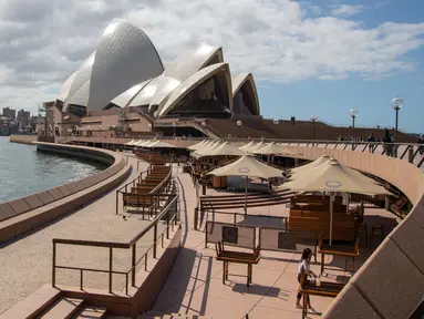 Area makan di Sydney Opera House ditutup di Sydney, Australia, pada 1 September 2020. Sektor pariwisata di Australia terdampak parah oleh pandemi COVID-19. (Xinhua/Hu Jingchen)