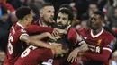 Para pemain Liverpool merayakan gol yang dicetak oleh Mohamed Salah ke gawang AS Roma pada leg pertama semifinal Liga Champions di Stadion Anfield, Selasa (24/4/2018). Liverpool menang 5-2 atas AS Roma. (AP/Rui Vieira)