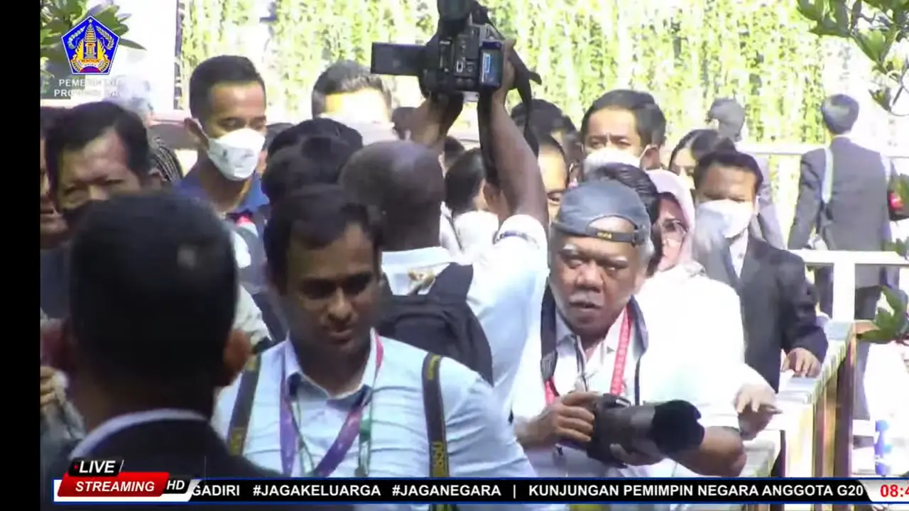 Presiden Joko Widodo (Jokowi) berkeliling melihat kawasan hutan mangrove di Balai Pengelolaan Hutan Mangrove di Bali.