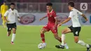 Pemain tengah timnas Indonesia U-20, Ginanjar Wahyu Ramadhani (ketiga kiri) mendapat kawalan ketat pesepakbola Fiji pada laga International Friendly Match di Stadion Utama Gelora Bung Karno, Jumat (17/2/2023). Laga kedua tim berlangsung keras, wasit Thoriq M Alkatiri sampai mengeluarkan empat kartu merah dari sakunya, tiga diantaranya untuk pesepakbola Fiji. (Liputan6.com/Faizal Fanani)